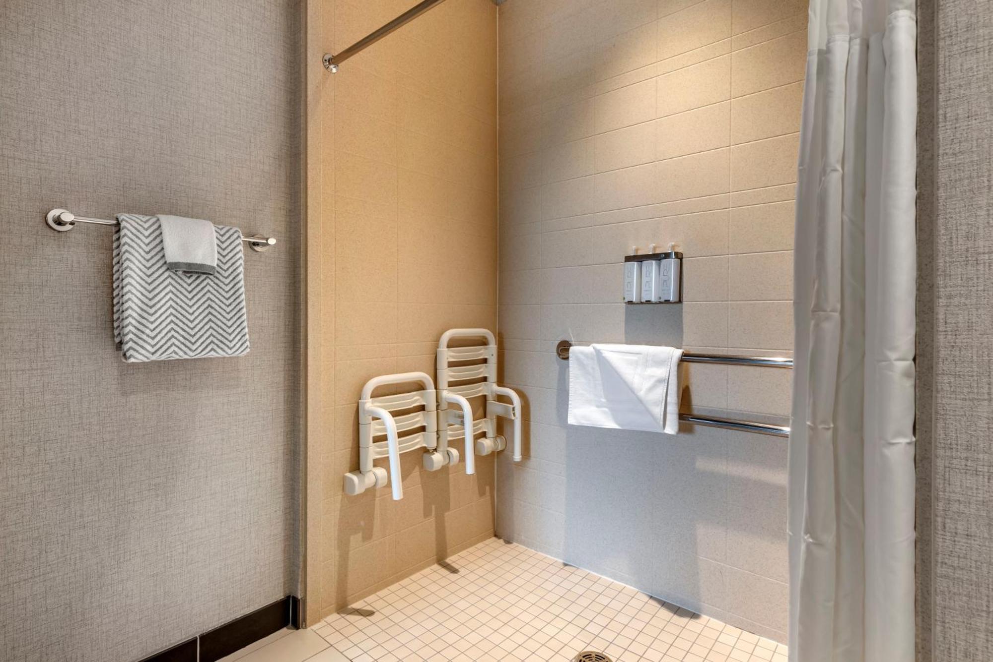 Suite avec Lit King-Size pour Personnes à Mobilité Réduite - Non-Fumeurs